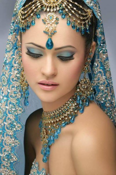 indian bridal with makeup and heavy jewelry 91