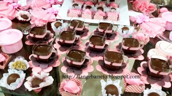 Mesa de doces e chocolates