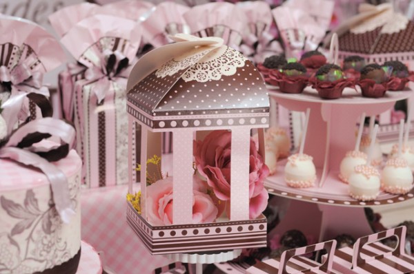 mesa rosa e marrom detalhe festabox
