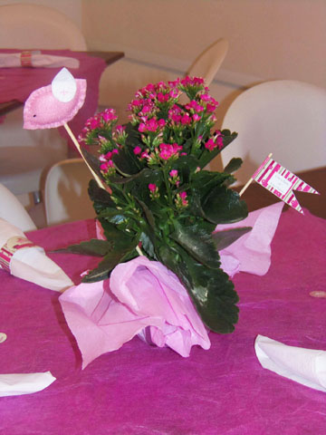 vaso de flor com bandeirinhas