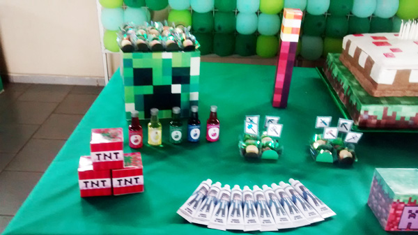 Bolo De Aniversário Para Fã De Um Jogo Minecraft Sobre Fundo Verde