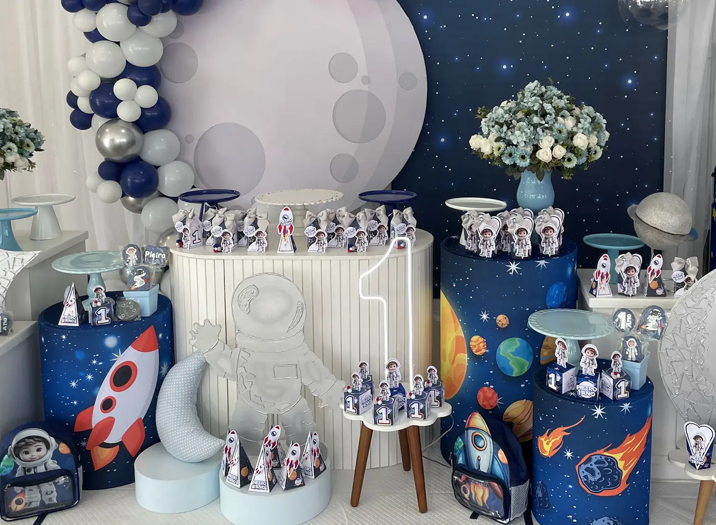 moldes de festa impressos em papel 180g recortados sobre a mesa
