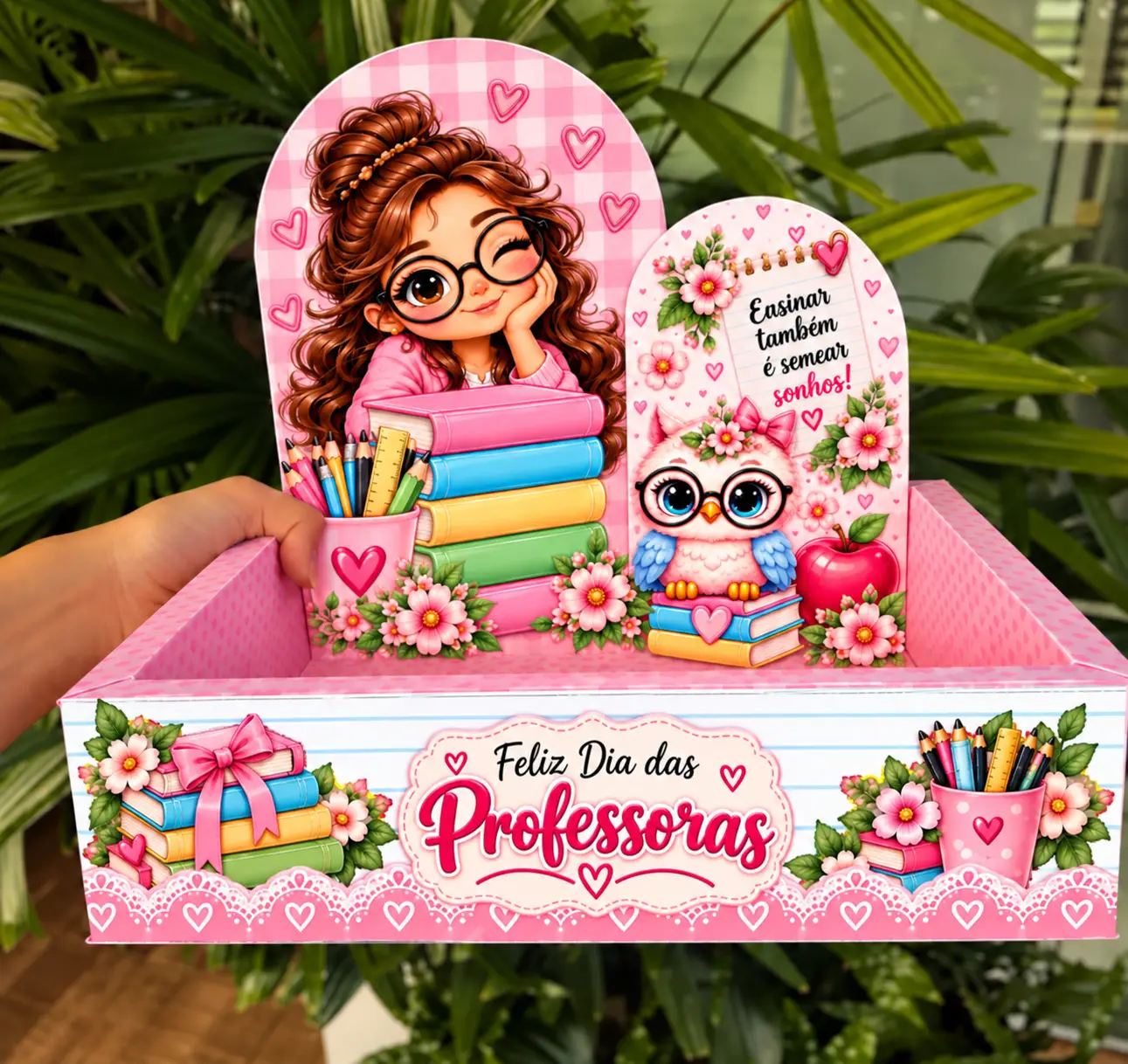 Caixa cenário Dia dos Professores montada, com a professora e a corujinha